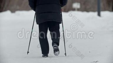 老爷爷-老爷爷正在冬季参加北欧漫步公园